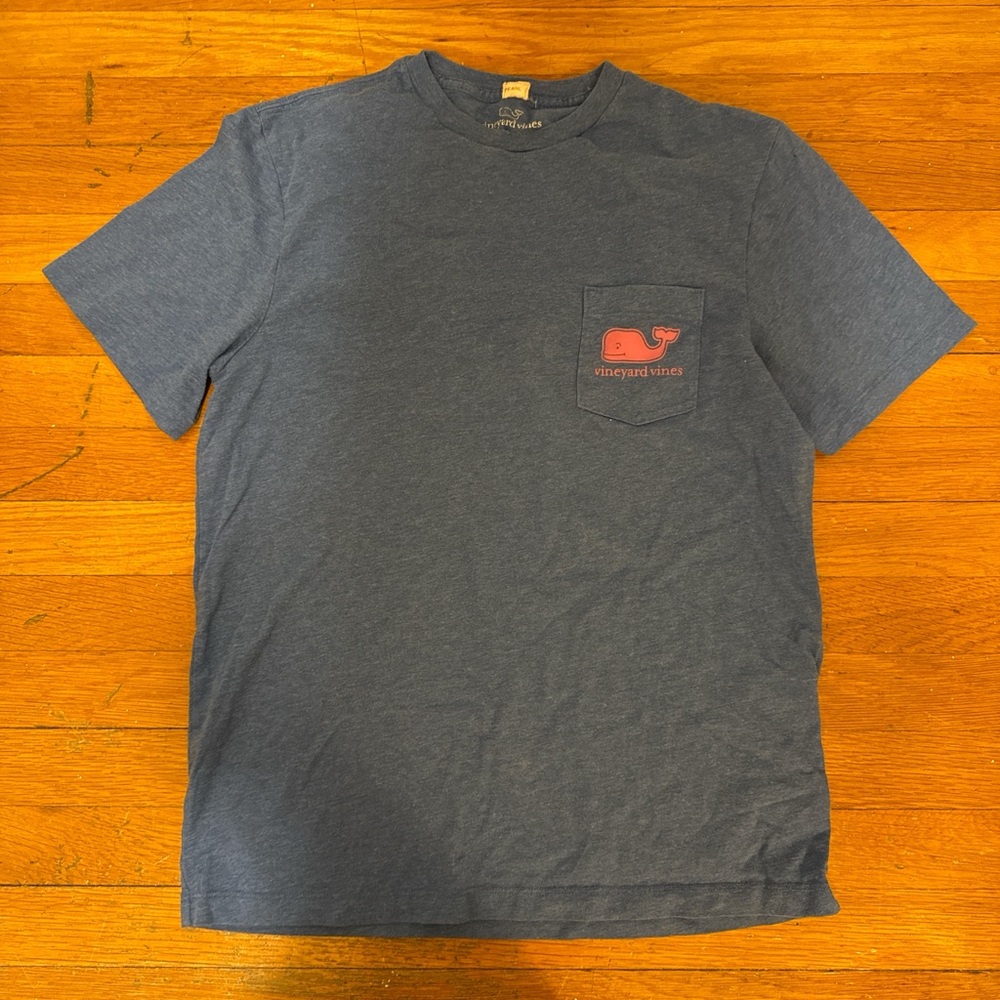 Vineyard Vines Men's Blue Tee with pink Logo
